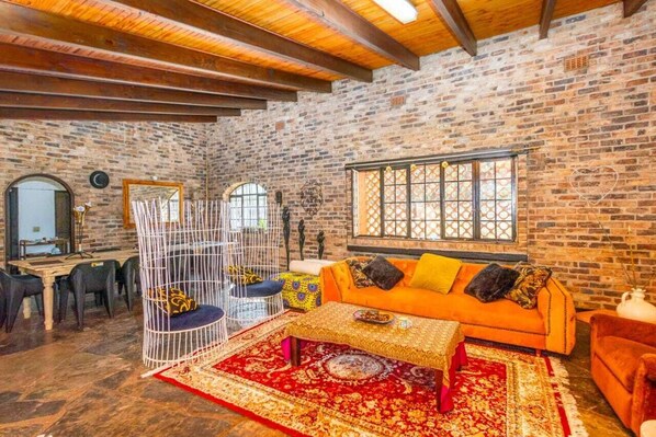 Una Smart TV, una chimenea