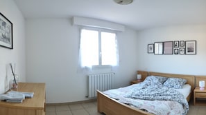 1 makuuhuone, työpöytä, silitysrauta/-lauta, vauvan matkasänky