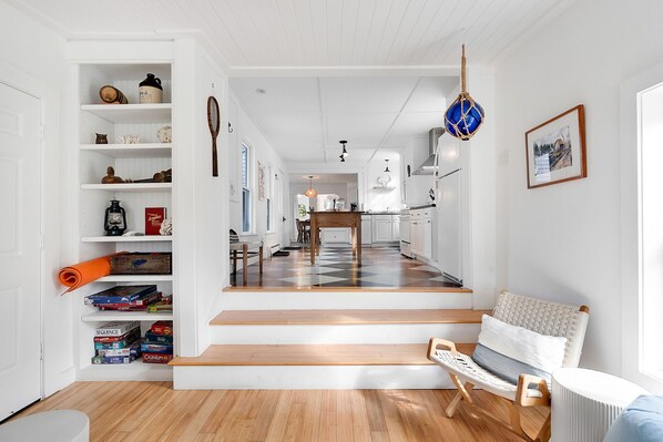 Smart TV, fireplace, books - Historic Summer's Landing! (Kennebunk)