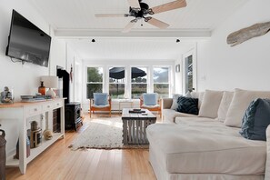 Smart TV, fireplace, books - Historic Summer's Landing! (Kennebunk)