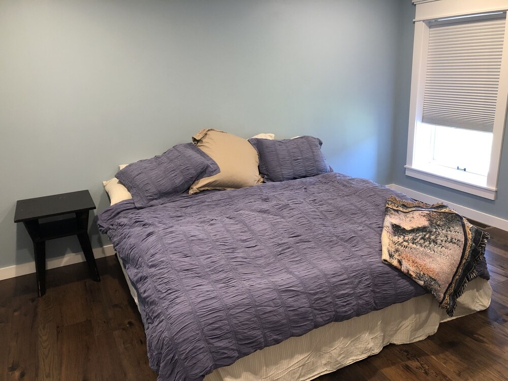 Close to Indiana University, many lakes & parks! Totally renovated