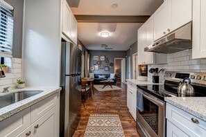 Microondas, horno, placa de cocina, lavavajillas