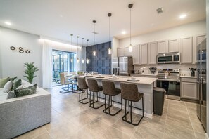 冷蔵庫、電子レンジ、オーブン、コンロ