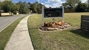 Une enseigne pour Quail Ridge, agrémentée d’une décoration de saison avec des citrouilles, et une autre enseigne indiquant : « C’est la saison de Thanksgiving. »