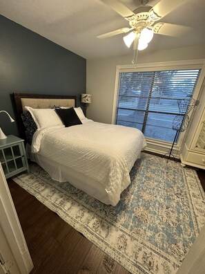 3 bedrooms, desk, iron/ironing board, free WiFi - Spacious home.  Close to LSU, shopping, hospitals, downtown.  Pets welcome. (Baton Rouge)