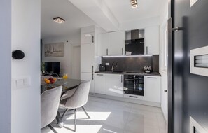 Fridge, oven, dishwasher, coffee/tea maker