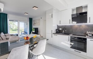 Fridge, oven, dishwasher, coffee/tea maker