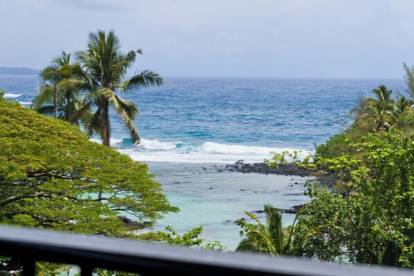 Rannalla, aurinkotuoleja, rantapyyhkeitä