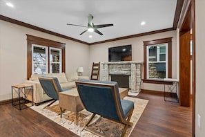 Living area - Updated 6Br, near dwntwn, Chiefs stadium, and KC’s Best (Kansas City)