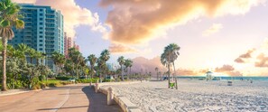Chaises longues, serviettes de plage