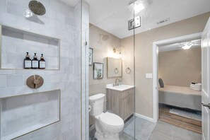 Dusche, Haartrockner, Handtücher, Seife