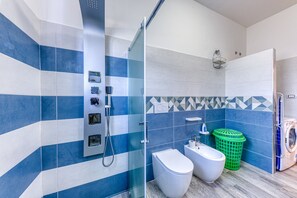 Ducha, secador de pelo y toallas