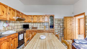 KĂŒhlschrank, Ofen, Herdplatte, Kochgeschirr/Geschirr/Besteck