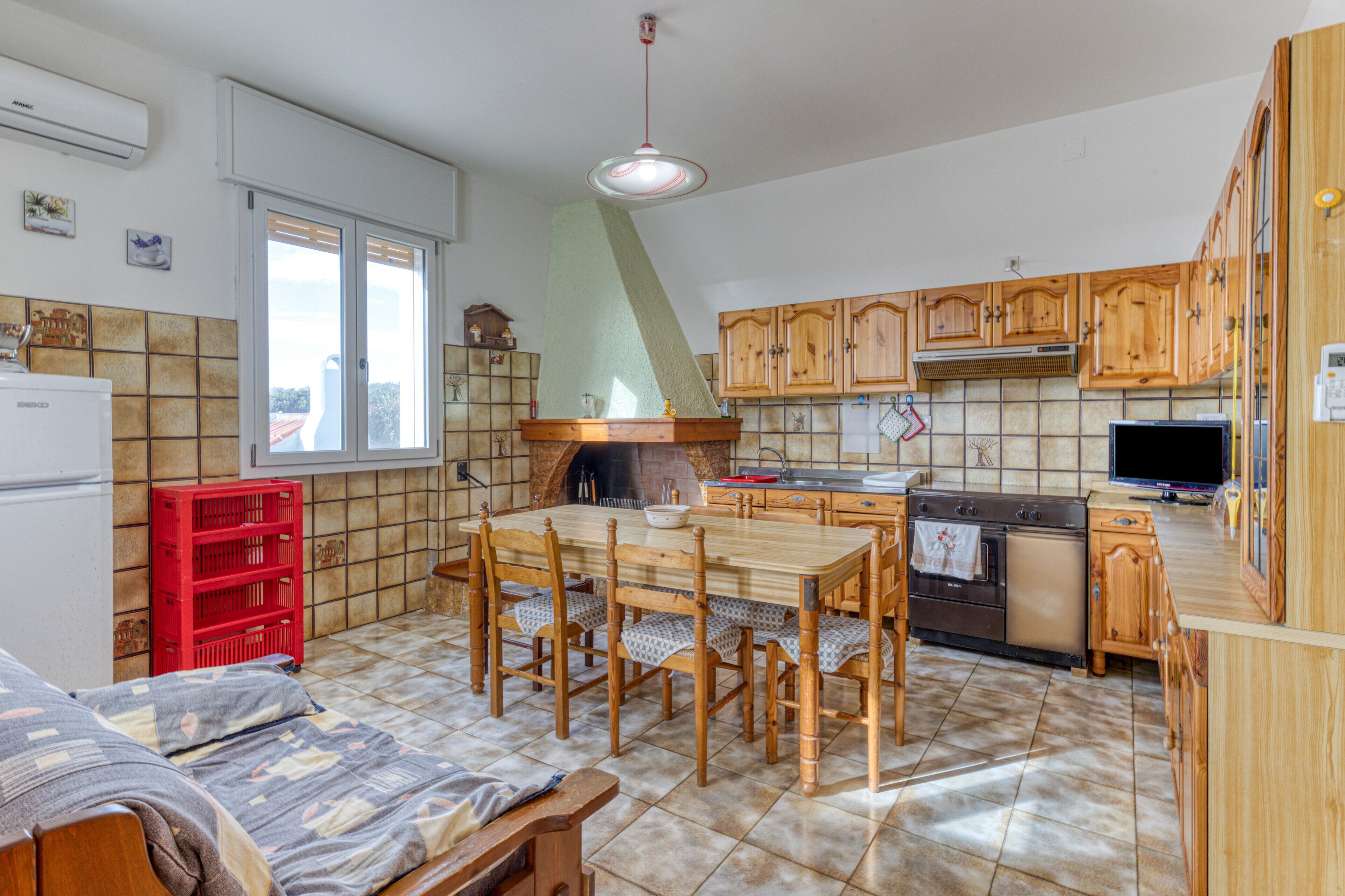 Frigorífico, horno, placa de cocina y utensilios de cocina