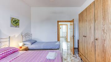 2 bedrooms, iron/ironing board, free WiFi, bed sheets