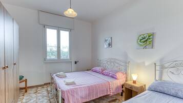 2 bedrooms, iron/ironing board, free WiFi, bed sheets