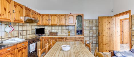 Fridge, oven, stovetop, cookware/dishes/utensils