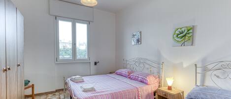 2 bedrooms, iron/ironing board, free WiFi, bed sheets