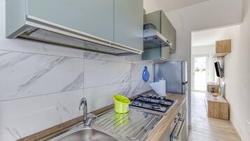 Frigorifero, forno, piano cottura, macchina per tè/caffè