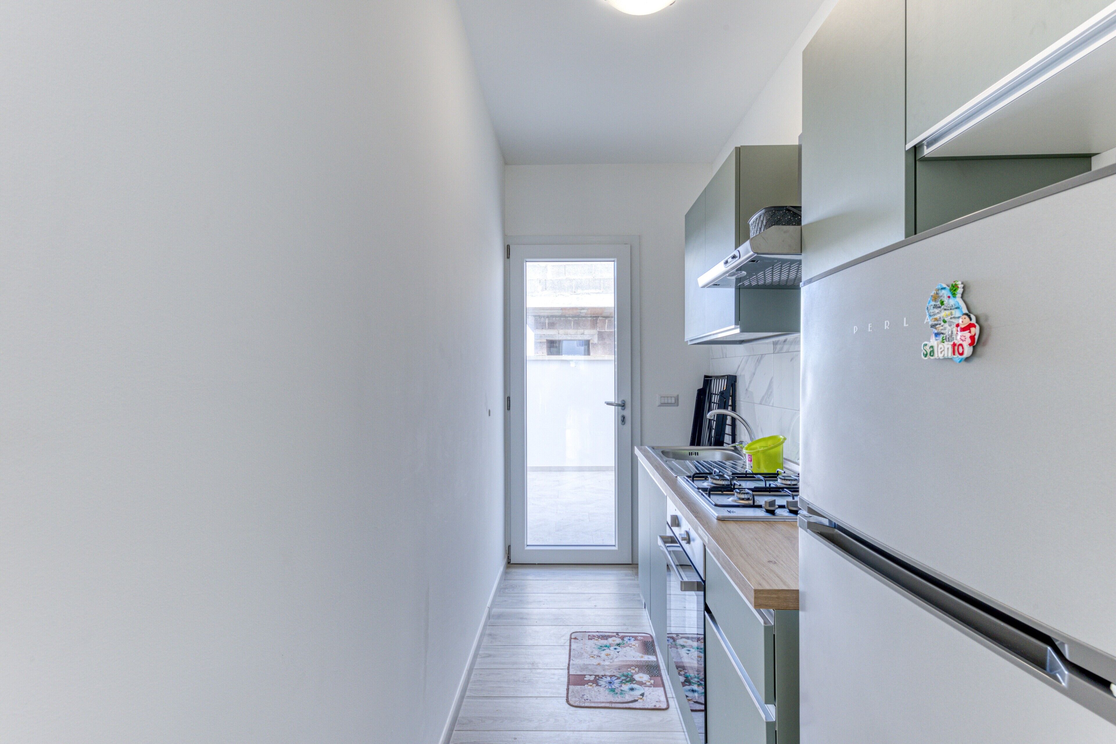 Kühlschrank, Ofen, Herdplatte, Wasserkocher mit Kaffee-/Teezubehör