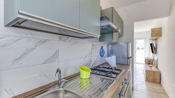 Frigorifero, forno, piano cottura, macchina per tè/caffè