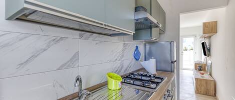 Réfrigérateur, four, plaque de cuisson, cafetière/bouilloire
