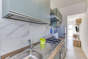 Kühlschrank, Ofen, Herdplatte, Wasserkocher mit Kaffee-/Teezubehör