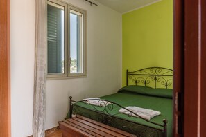 2 chambres, fer et planche à repasser, draps fournis