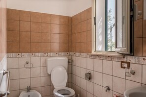 Shower, hair dryer, towels - Pet-Friendly Villa 'Rosa' with Sea View & Terraces (Licata)