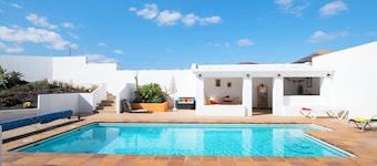 Vacation Home "Casa Ocean" with Sea View, Shared Pool & Wi-Fi