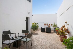 Outdoor dining - Vacation Home "Casa Ocean" with Sea View, Shared Pool & Wi-Fi (Tías)