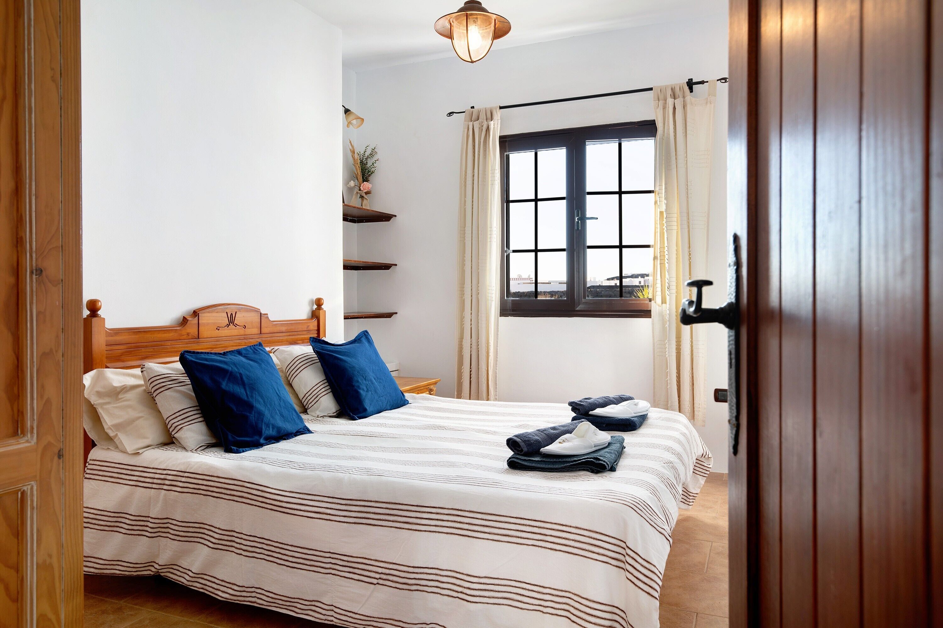 4 室のベッドルーム、WiFi (無料)、ベッドシーツ