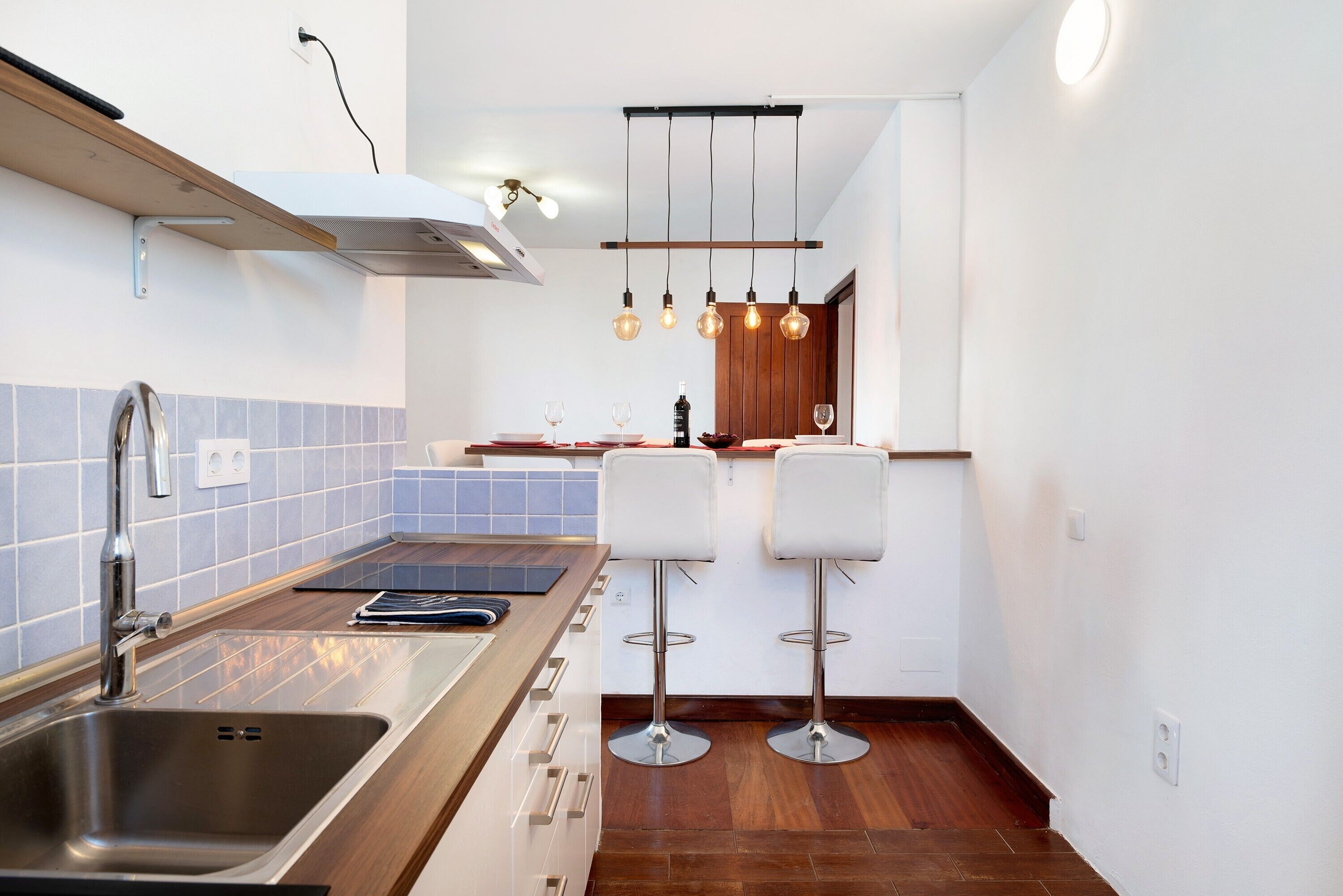 Kühlschrank, Mikrowelle, Herdplatte, Wasserkocher mit Kaffee-/Teezubehör