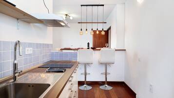 Réfrigérateur, micro-ondes, plaque de cuisson, cafetiÚre/bouilloire