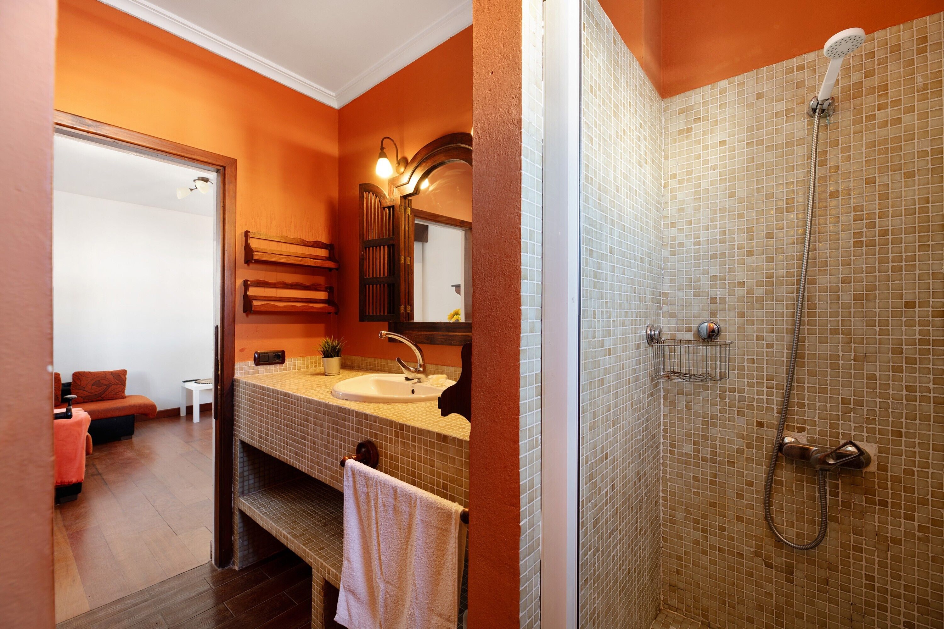Ein Badezimmer mit Dusche, Waschbecken und Spiegel.