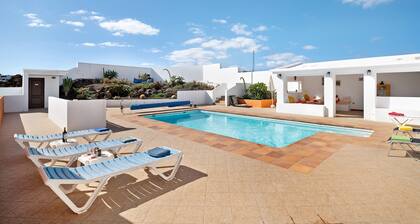 Casa Sol Y Mar: Meerblick, privater Pool & WLAN auf Lanzarote