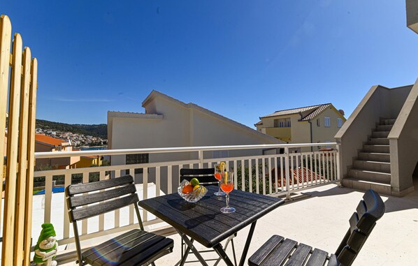 Outdoor dining - Stunning apartment in Okrug Gornji (Okrug Gornji)