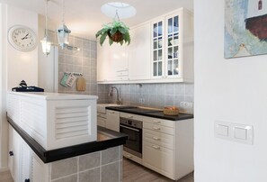 Køleskab, mikrobølgeovn, ovn, kogeplade