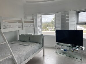 3 bedrooms, WiFi, bed sheets - 17 steps-newly renovated penthouse apartment on wamberal beach.180degree views (Wamberal)