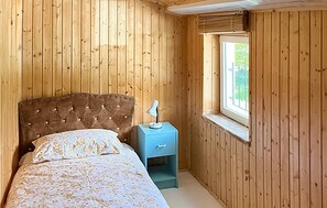 3 dormitorios, tabla de planchar con plancha, ropa de cama