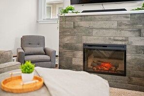 スマートテレビ、暖炉、DVD プレーヤー、テーブルサッカー台