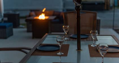 Ingersoll Immersion - 4BR city gem with game table; near all the excitement!