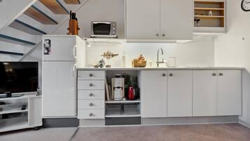 Réfrigérateur, plaque de cuisson, cafetiÚre/bouilloire