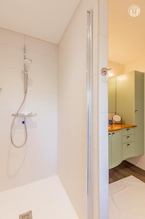 Shower, towels