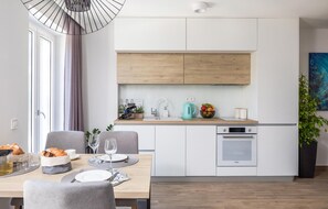 Réfrigérateur, micro-ondes, plaque de cuisson, lave-vaisselle
