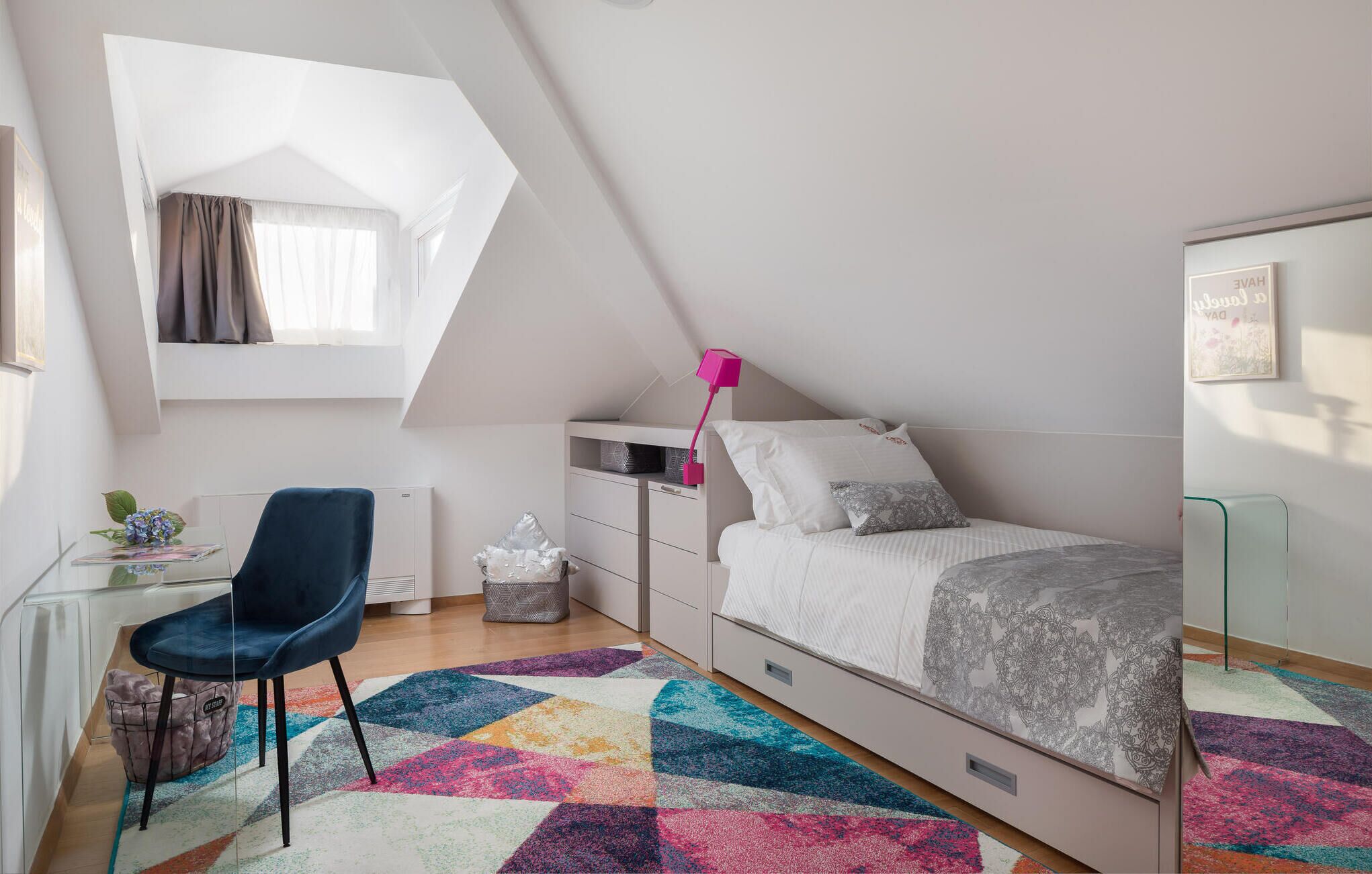 Quarto com cama beliche, escrivaninha e cadeira.
