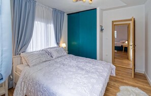 3 quartos, berço de viagem, Wi-Fi de cortesia, roupa de cama