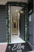 Framhlið gististaðar – að kvöld-/næturlagi