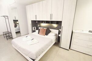 Chambre Triple Affaires, plusieurs lits, non-fumeurs, vue ville | Literie hypoallergénique, coffres-forts dans les chambres, bureau