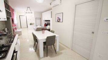 家庭四人房, 1 間臥室, 城市景 | 房內用餐